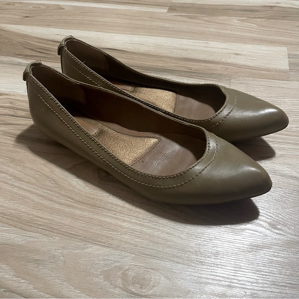 Calvin Klein Jeans tan flats size 10
